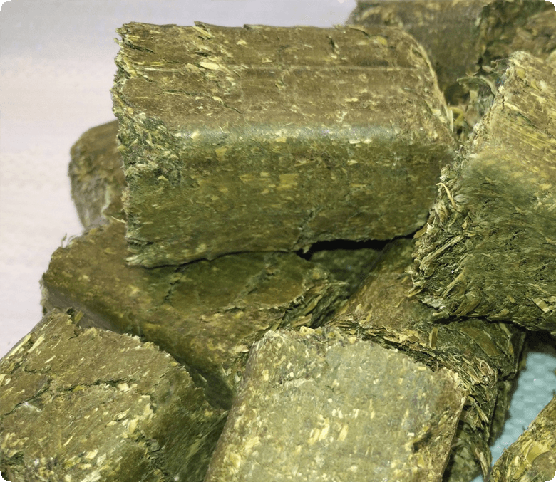 Briquetas de alfalfa deshidratada